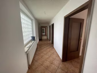 Zwangsversteigerung Einfamilienhaus in Südliches Anhalt, Reupzig – Flurbereich der linken Wohneinheit im Obergeschoss des Anbaus.