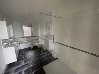 Zwangsversteigerung Einfamilienhaus in Südliches Anhalt, Reupzig – Modernisiertes Badezimmer mit Dusche im Obergeschoss des Anbaus.