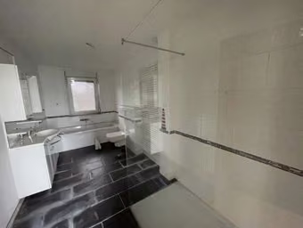 Zwangsversteigerung Einfamilienhaus in Südliches Anhalt, Reupzig – Modernisiertes Badezimmer mit Dusche im Obergeschoss des Anbaus.