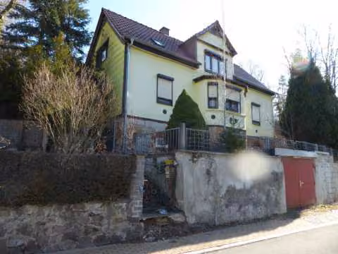 Zwangsversteigerung Einfamilienhaus in Unterwellenborn, Könitz – Nebengebäude und Schuppen im rückwärtigen Grundstücksbereich.