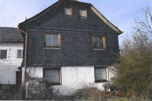 Zwangsversteigerung Einfamilienhaus in Remptendorf, Ruppersdorf – Giebelseitige Hofansicht mit verschieferter Fassade.