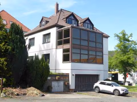 Zwangsversteigerung Eigentumswohnung in Rudolstadt – Außenansicht des Wohn- und Geschäftshauses mit markiertem Sondereigentum im OG und DG.