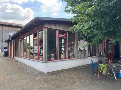 Zwangsversteigerung Grundstück in Kutzenhausen, Agawang – Teilansicht des Ausstellungsraums und Eingangsbereichs von Nordwesten.