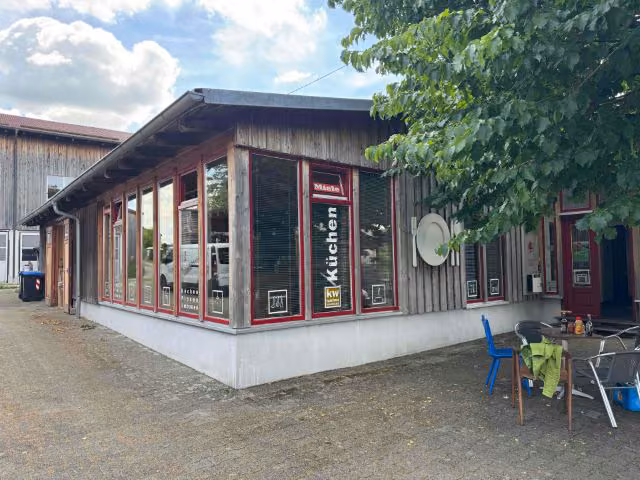 Zwangsversteigerung Grundstück in Kutzenhausen, Agawang – Teilansicht des Ausstellungsraums und Eingangsbereichs von Nordwesten.