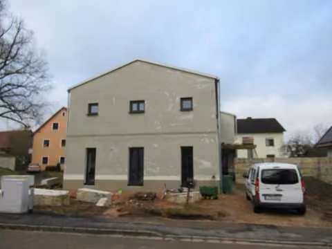 Zwangsversteigerung Einfamilienhaus in Greding, Esselberg – Ostansicht des Wohnhauses mit unfertiger Fassade
