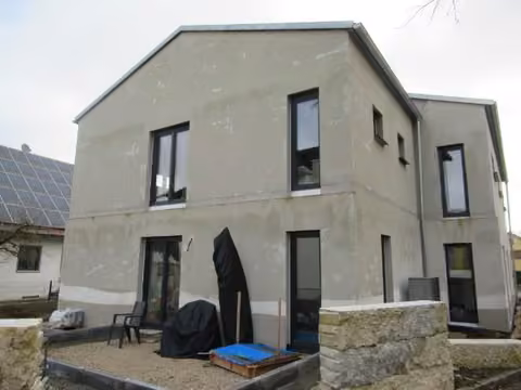 Zwangsversteigerung Einfamilienhaus in Greding, Esselberg – Westansicht des Gebäudes