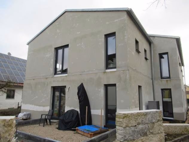 Zwangsversteigerung Einfamilienhaus in Greding, Esselberg – Westansicht des Gebäudes