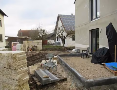 Zwangsversteigerung Einfamilienhaus in Greding, Esselberg – Westlicher Grundstücksbereich im Zustand Baustelle