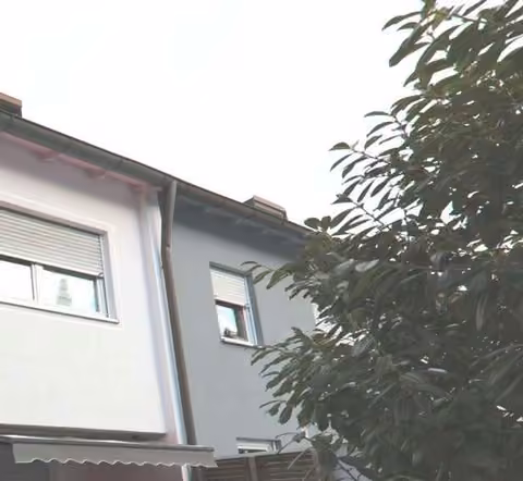 Zwangsversteigerung Reihenhaus in Röthenbach an der Pegnitz – Rückwärtige Gartenansicht und Terrasse des Reihenmittelhauses.