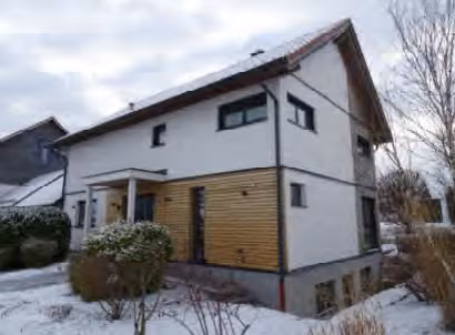 Zwangsversteigerung Einfamilienhaus in Finsing – Nord- und Westseite mit Hauseingang und Holzfassade.