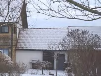 Zwangsversteigerung Einfamilienhaus in Finsing – Doppelgarage mit Sektionaltor von der Nordseite.
