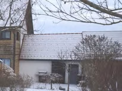 Zwangsversteigerung Einfamilienhaus in Finsing – Doppelgarage mit Sektionaltor von der Nordseite.