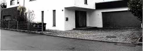 Zwangsversteigerung in Geisenfeld – Zufahrt und Garage von der Straße