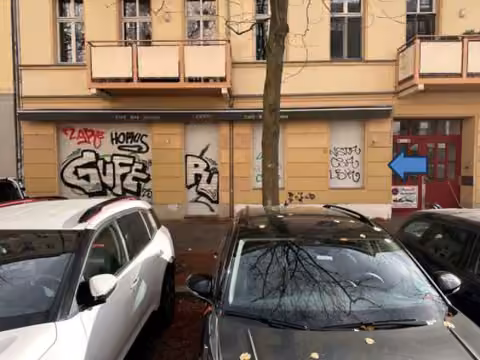 Zwangsversteigerung Büro in Berlin, Prenzlauer Berg – Ladenfront der Gewerbeeinheit im Erdgeschoss