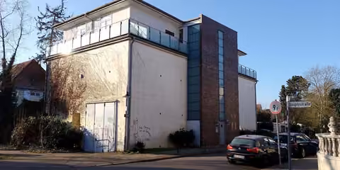 Zwangsversteigerung in Bremen, Schwachhausen – Außenansicht des Bunkers mit aufgesetztem Einfamilienhaus an der Straßenecke.