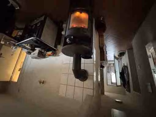 Zwangsversteigerung Einfamilienhaus in Schrecksbach, Röllshausen – Kaminofen als aktuelle Hauptheizquelle in Haus Nr. 4.
