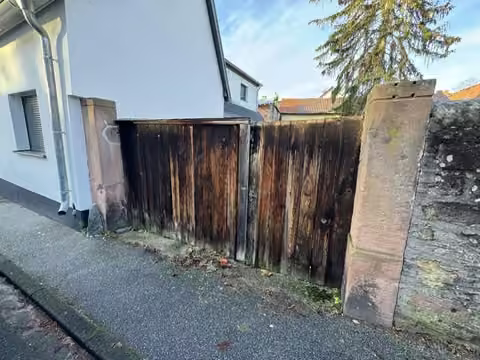 Zwangsversteigerung Grundstück in Heppenheim – Straßenseitiger Zugang zum Grundstück mit Hoftor.