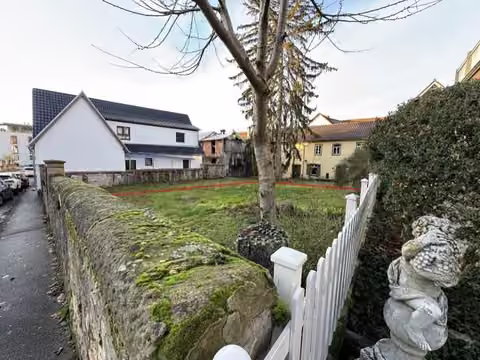 Zwangsversteigerung Grundstück in Heppenheim – Blick über das Grundstück mit Garten und Umgebungsbebauung.