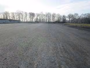 Zwangsversteigerung in Surwold – Zufahrt zum Gelände mit Blick auf das Technikgebäude und die Siloanlage.