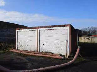 Zwangsversteigerung in Surwold – Außenansicht des Technikgebäudes (Fertiggaragen).