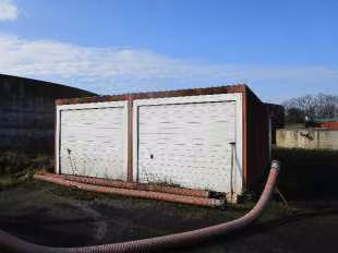 Zwangsversteigerung in Surwold – Außenansicht des Technikgebäudes (Fertiggaragen).