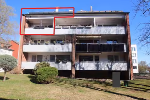 Zwangsversteigerung Eigentumswohnung in Mettmann – Gartenseitige Fassadenansicht mit Loggien und Balkon des Bewertungsobjekts.