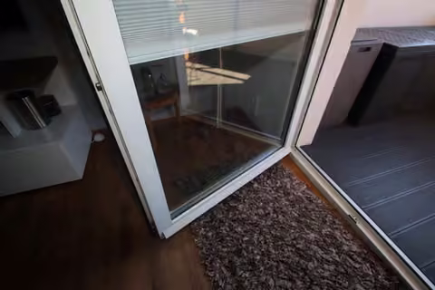 Zwangsversteigerung Eigentumswohnung in Mettmann – Austritt auf den Balkon im Dachgeschoss.