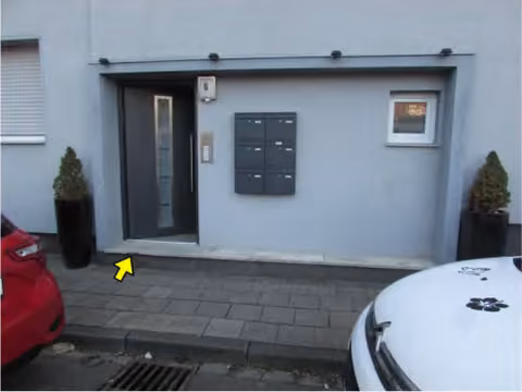 Zwangsversteigerung Mehrfamilienhaus in Düren, Merken – Hauseingang mit Briefkastenanlage