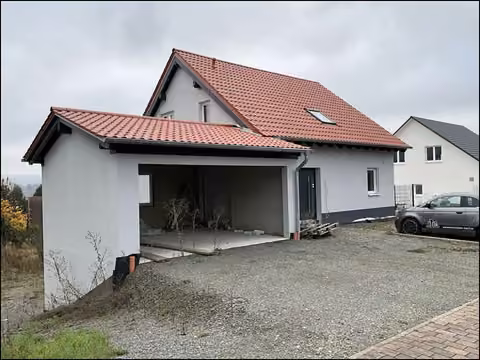 Zwangsversteigerung Einfamilienhaus in Nußbach – Straßenansicht nach Südwesten mit Garage ohne Tore und Satteldach.