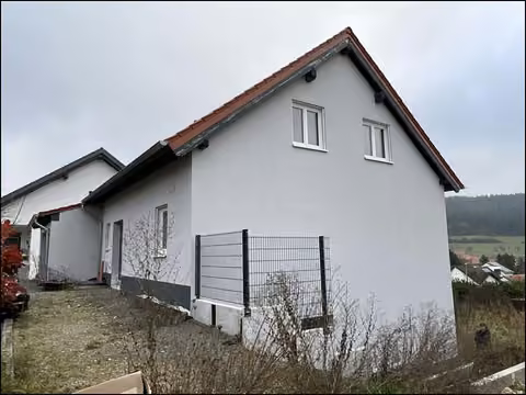 Zwangsversteigerung Einfamilienhaus in Nußbach – Straßenansicht nach Südosten, Giebelseite mit Blick ins Tal.