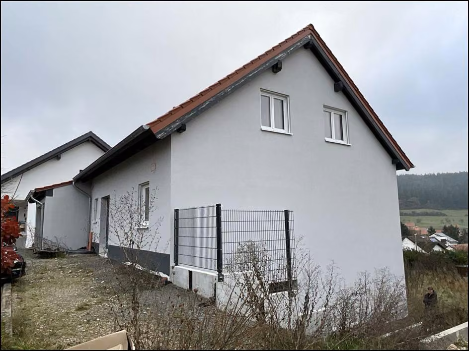 Zwangsversteigerung Einfamilienhaus in Nußbach – Straßenansicht nach Südosten, Giebelseite mit Blick ins Tal.