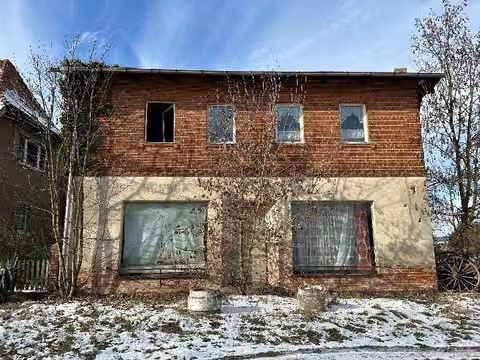 Zwangsversteigerung Einfamilienhaus in Jerichow, Kleinwulkow – Eingangsbereich im Erdgeschoss mit Treppenaufgang und sichtbaren Feuchtigkeitsschäden.