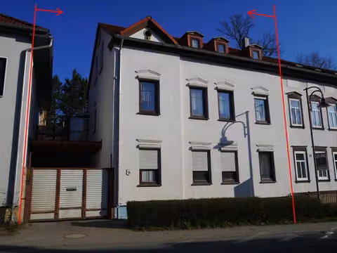 Zwangsversteigerung Mehrfamilienhaus in Stadtilm – Vorderansicht des Dreifamilienhauses von der Schwarzburger Straße aus.