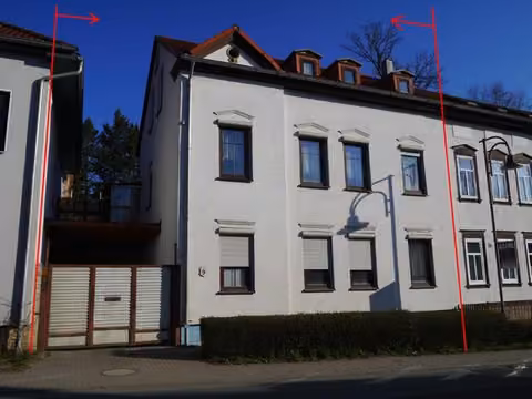 Zwangsversteigerung Mehrfamilienhaus in Stadtilm – Nordansicht des Dreifamilienhauses hofseitig.