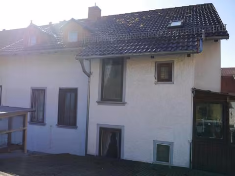 Zwangsversteigerung Mehrfamilienhaus in Stadtilm – Nordansicht des Wohnhauses mit Blick über das Gartengrundstück.