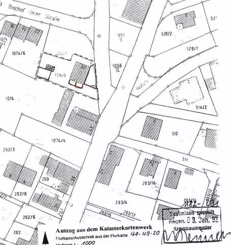 Zwangsversteigerung Eigentumswohnung in Regen – Lageplan aus der Teilungserklärung mit rot markierten Stellplätzen der Einheit Nr. 3.