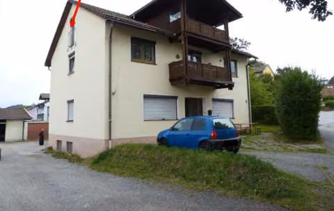 Zwangsversteigerung Eigentumswohnung in Regen – Dreifamilienhaus mit Dachgeschosswohnung von Süden