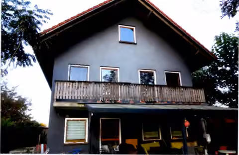 Zwangsversteigerung Einfamilienhaus in Neuötting – Südansicht mit Balkon