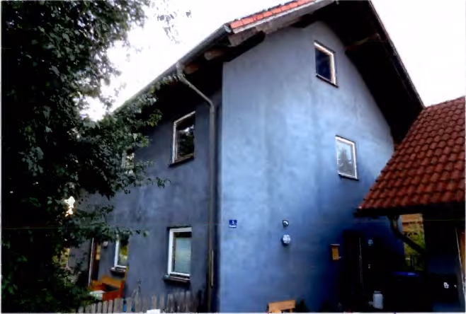 Zwangsversteigerung Einfamilienhaus in Neuötting – Giebelansicht mit Garagenanbau