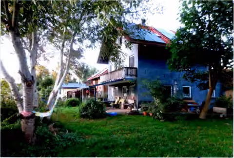 Zwangsversteigerung Einfamilienhaus in Neuötting – Gartenseite mit Terrasse