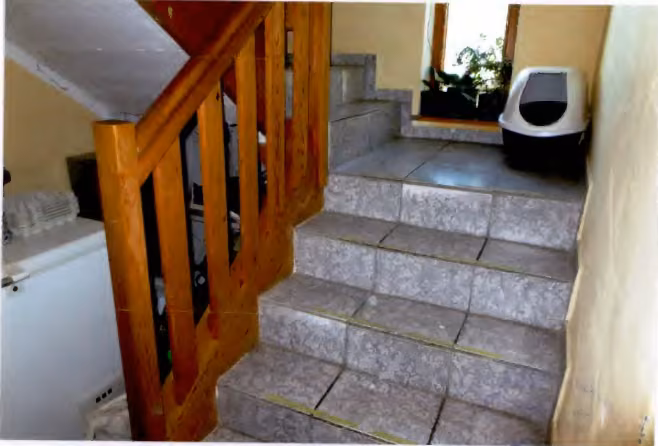 Zwangsversteigerung Einfamilienhaus in Neuötting – Treppenhaus mit Holztreppe