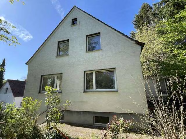 Zwangsversteigerung Mehrfamilienhaus in Sprockhövel, Niedersprockhövel – Seitenansicht rechts mit Giebel und Dachgaube.