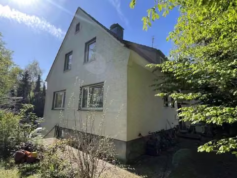 Zwangsversteigerung Mehrfamilienhaus in Sprockhövel, Niedersprockhövel – Rückansicht von links mit Garten.
