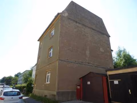 Zwangsversteigerung Eigentumswohnung in Gera, Pforten – Rückwärtige bzw. seitliche Außenansicht des Gebäudes mit Garagenhof.
