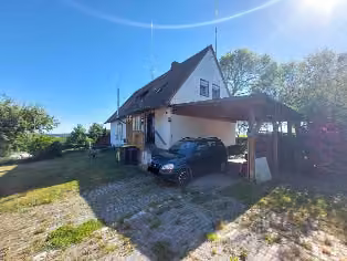 Zwangsversteigerung Einfamilienhaus in Kirchenlamitz, Hohenbuch – Nord-Ost-Ansicht des Wohnhauses mit Carport und Zufahrt.