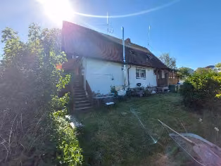 Zwangsversteigerung Einfamilienhaus in Kirchenlamitz, Hohenbuch – Süd-Ost-Ansicht mit Terrasse und Überbau auf Flurstück 875/2.