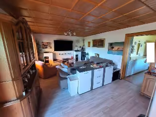 Zwangsversteigerung Einfamilienhaus in Kirchenlamitz, Hohenbuch – Wohnzimmer im Erdgeschoss mit Schwedenofen.
