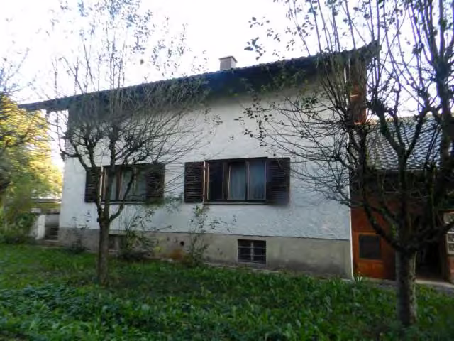 Zwangsversteigerung Grundstück in Stephanskirchen, Haidholzen – Südansicht des Wohnhauses mit Gartenbereich.