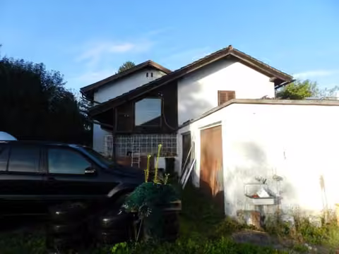 Zwangsversteigerung Grundstück in Stephanskirchen, Haidholzen – Ostfassade des Wohnhauses mit angebauter Doppelgarage.
