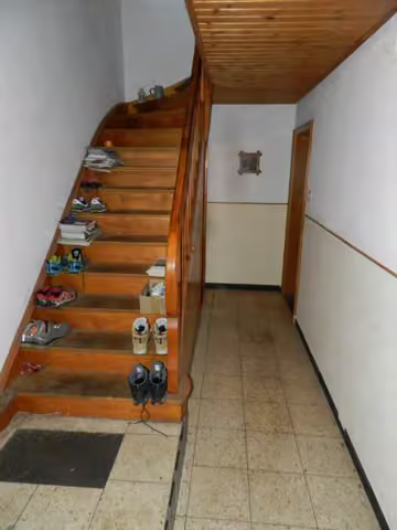 Zwangsversteigerung Grundstück in Stephanskirchen, Haidholzen – Innenansicht des Wohnzimmers im Erdgeschoss.